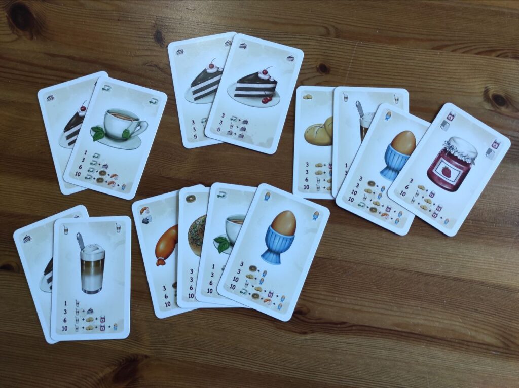 Tee oder Kaffee - pro Runde darf man ein Set spielen oder eine andere Aktion ausführen.
