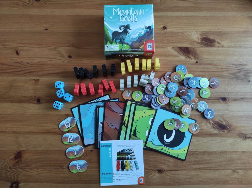 Das Spielmaterial von Mountain Goats: 4x6 Ziegen, Siegpunktemarker, Bergkarten, vier Würfel